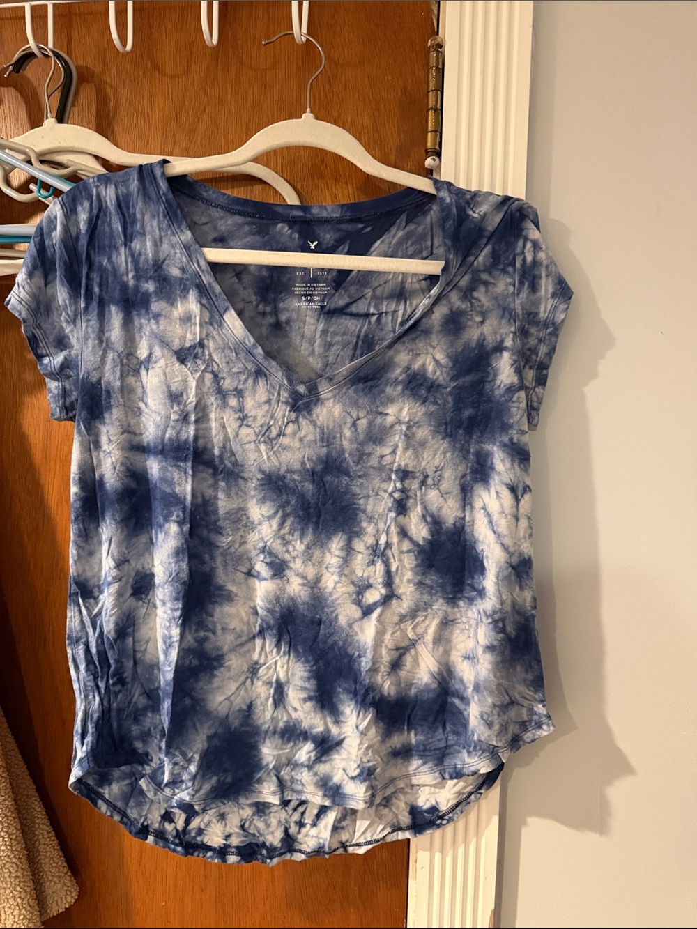 American Eagle Outfitters Blue and White Tie-Dye V-Neck Short Sleeve Top